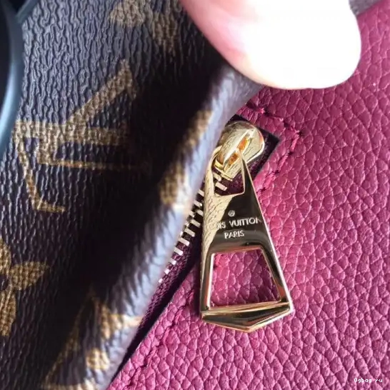 Louis TOTE Vuitton V MM 0421